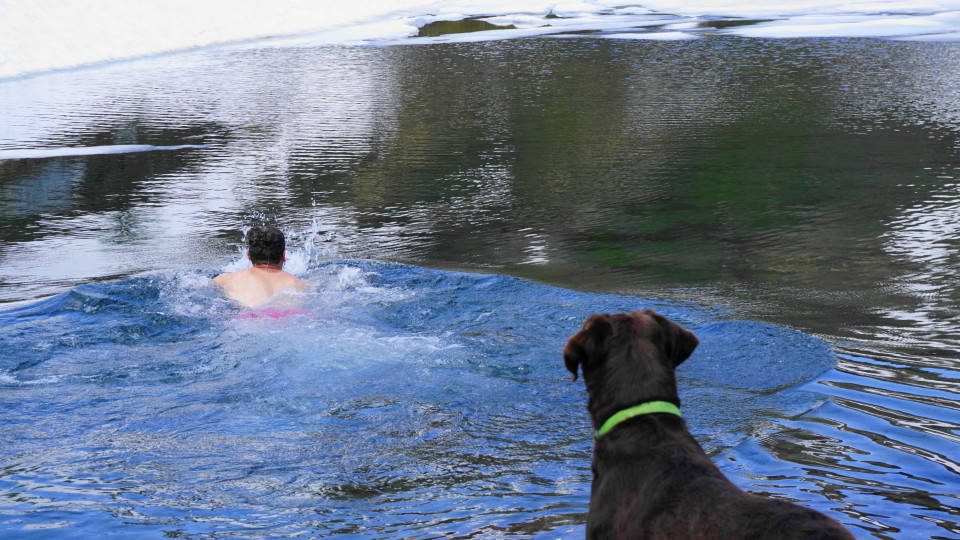 schwimmen im Eiswasser