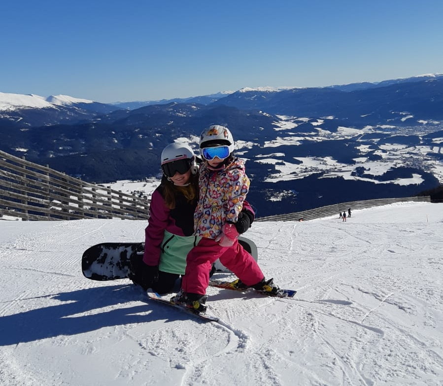 Matea und Veronika freuen sich auf die Abfahrt