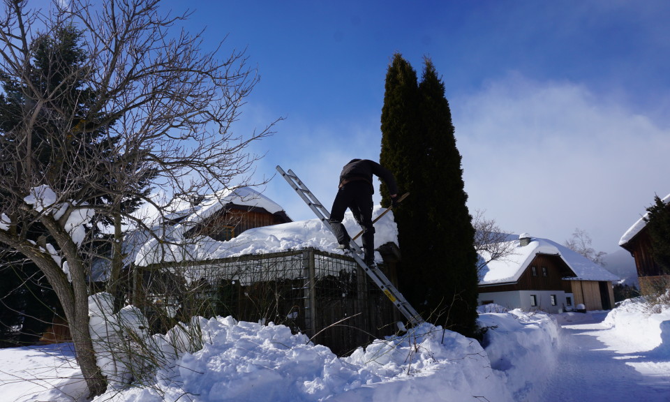 der Hasenstall wird von seiner Dach Last befreit