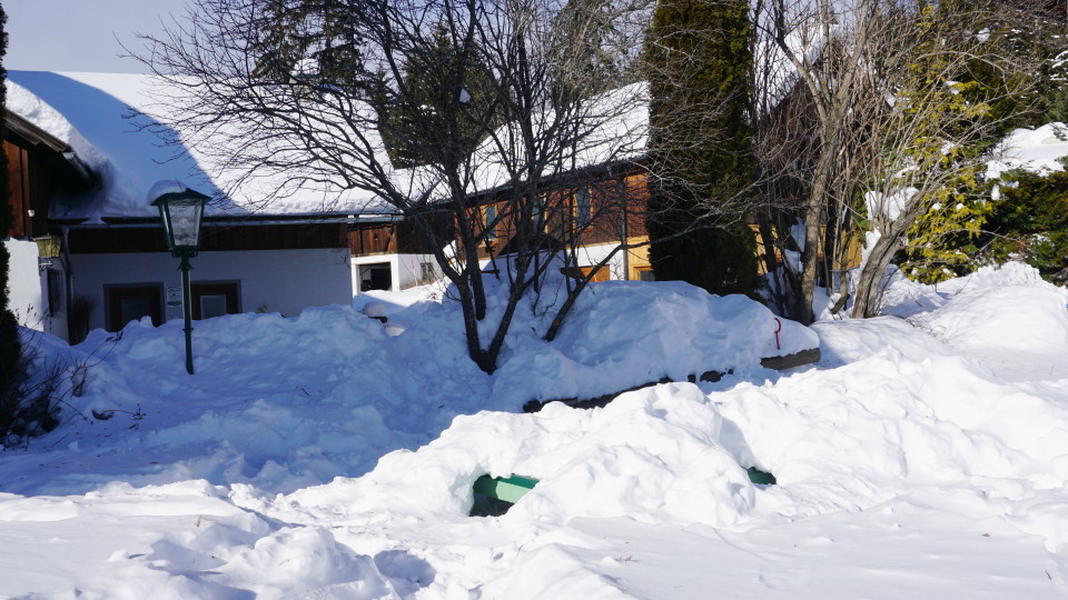 der Tischtennistisch ist unter der Schneedecke