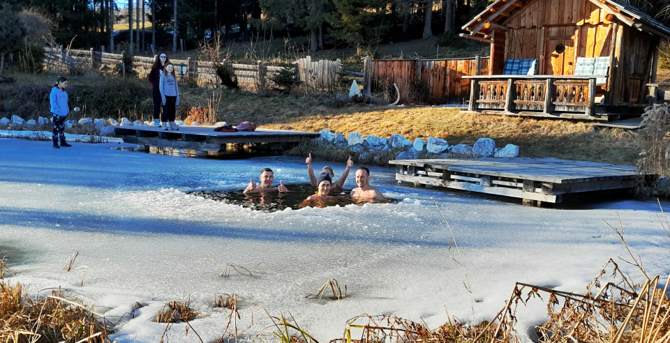 Bad im winterlichen Teich